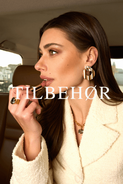 Modell i bil med smykker fra Caroline Svedbom