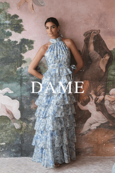 Maxikjole fra Love Lolina med blomsterprint og volanger i lyseblå