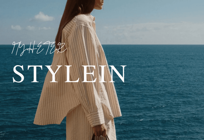 Stripet skjorte fra Stylein i beige toner, modell ved havet