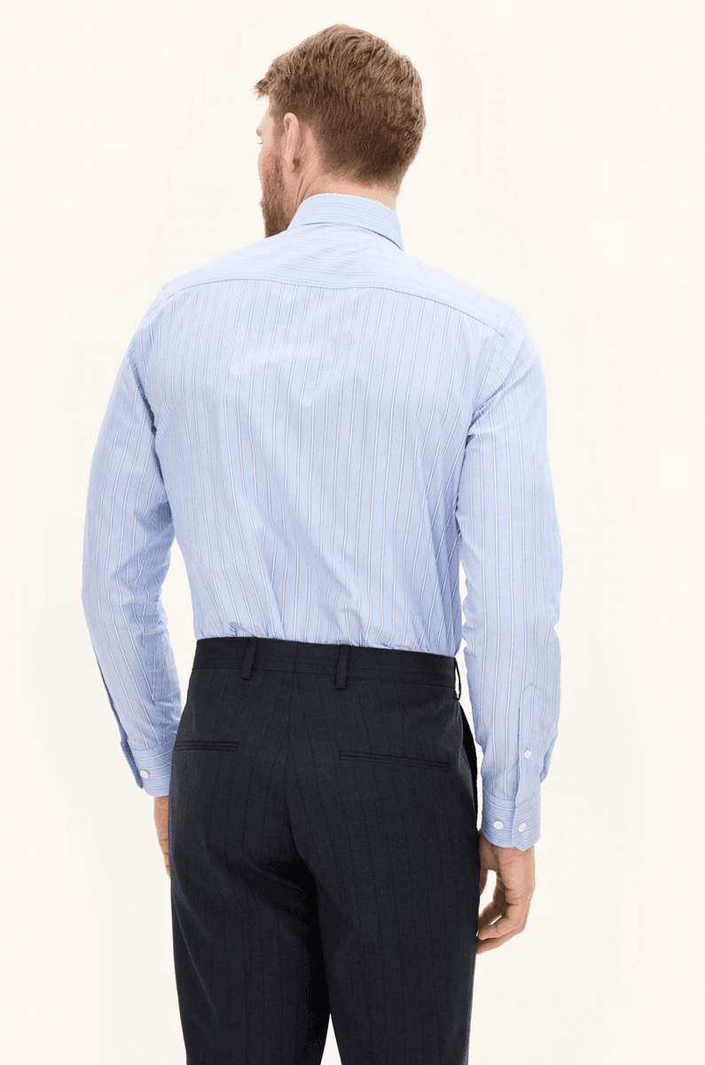 SLIM FIT CUT AWAY STRIPETE SKJORTE